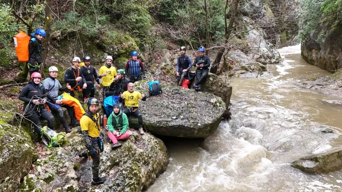 Dağcıların Zorlu Dere Geçişi