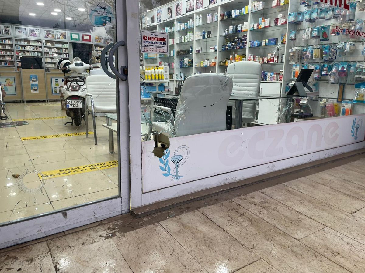 Diyarbakır\'da Eczaneye Silahlı Saldırı