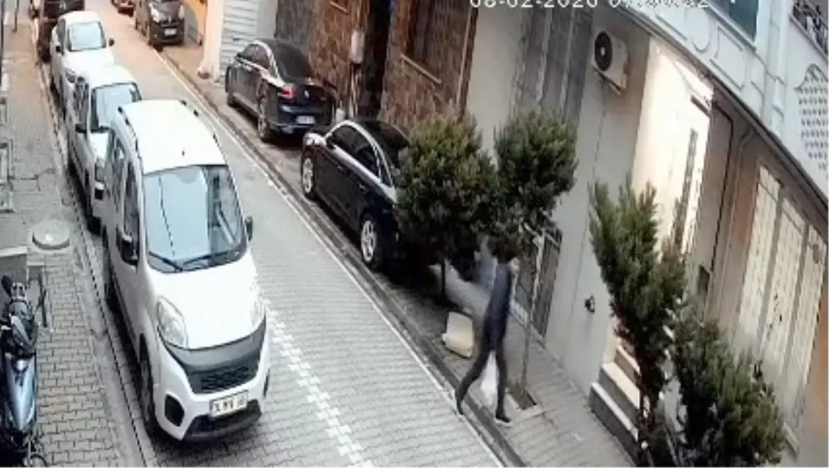 Esenyurt\'ta Araç Çizen Şüpheli Kamera Kaydında