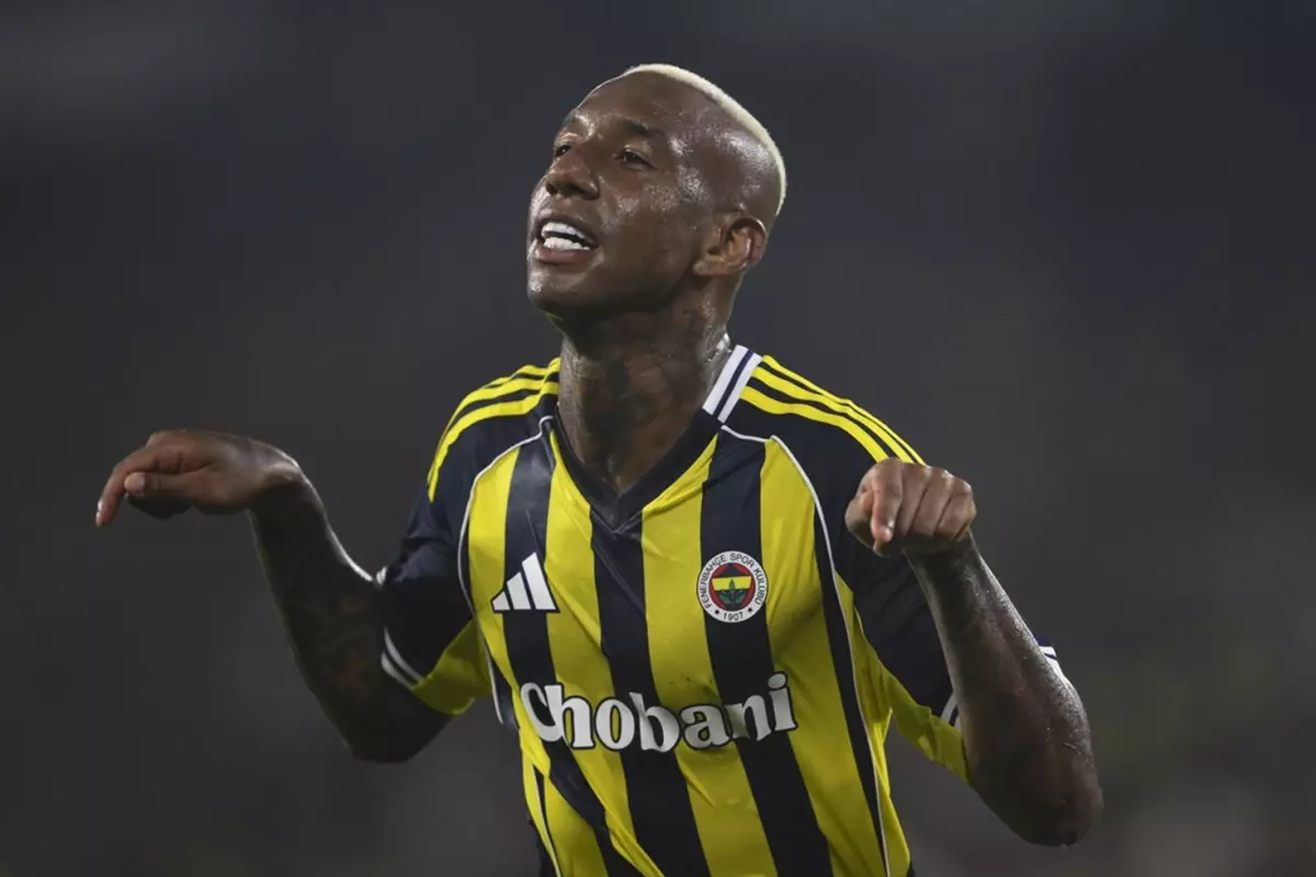 Fenerbahçe, Anderson Talisca\'nın sözleşmesini uzattı