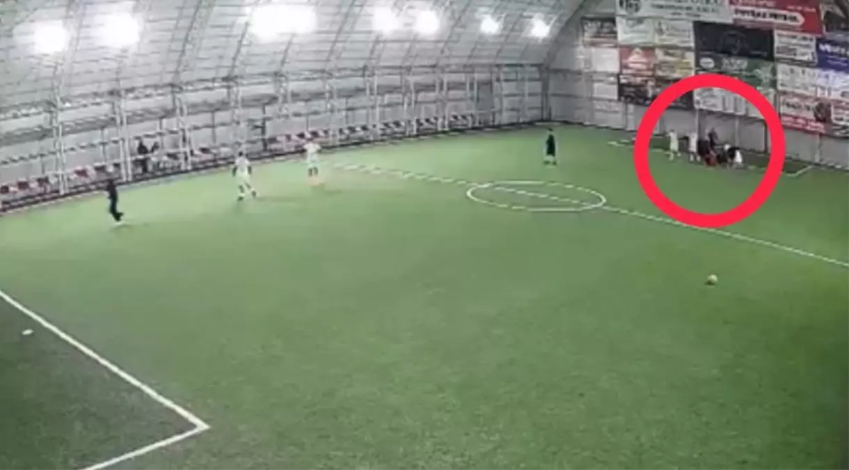 Halı sahada kalp krizi geçiren öğretmenin yere yığıldığı anlar kameralarda