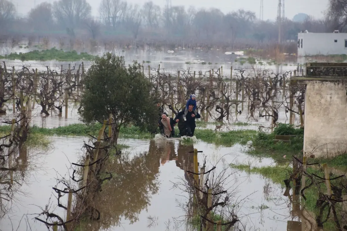 Sağanakta Mahsur Kalan Aile Kurtarıldı
