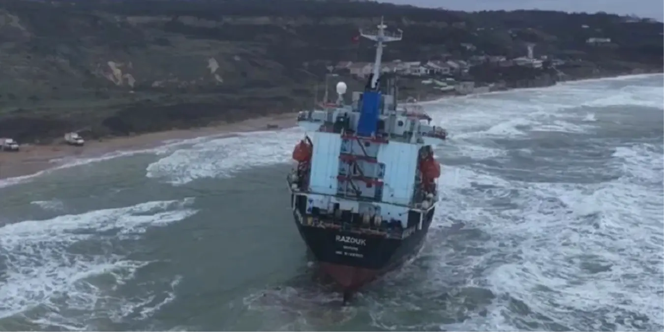Sarıyer açıklarında karaya oturan kargo gemisi kurtarıldı