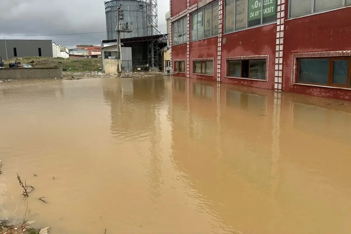 Uşak\'ta sel felaketi: 35 iş yerini su bastı