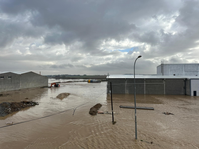 Uşak'ta sel felaketi: 35 iş yerini su bastı