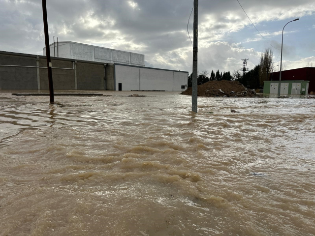 Uşak'ta sel felaketi: 35 iş yerini su bastı
