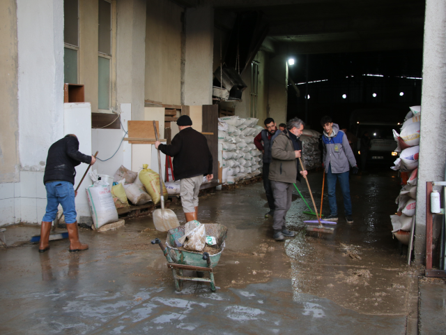 Uşak'ta sel felaketi: 35 iş yerini su bastı