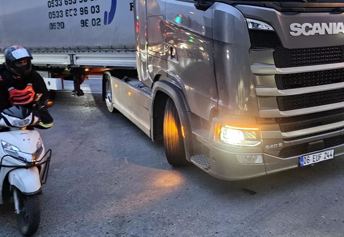 TIR Kazasında Genç Motosikletçi Hayatını Kaybetti