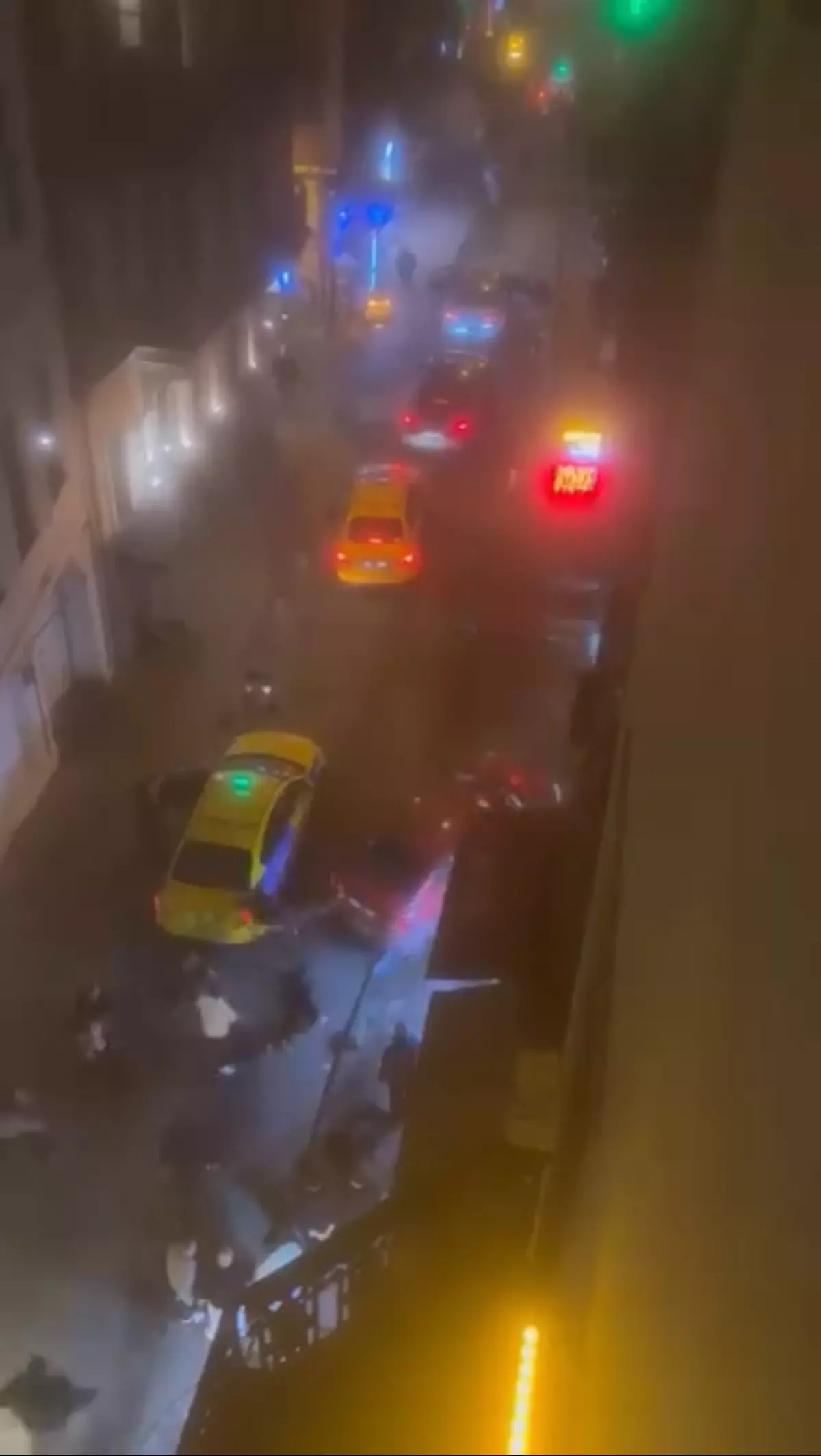 Beyoğlu\'nda kabus dolu gece! Sokaklar fena karıştı