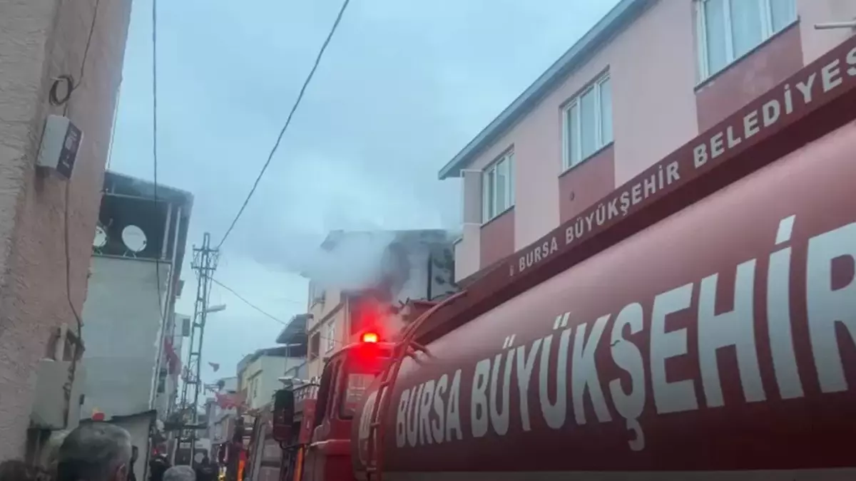 Bursa\'da Çatı Katında Yangın