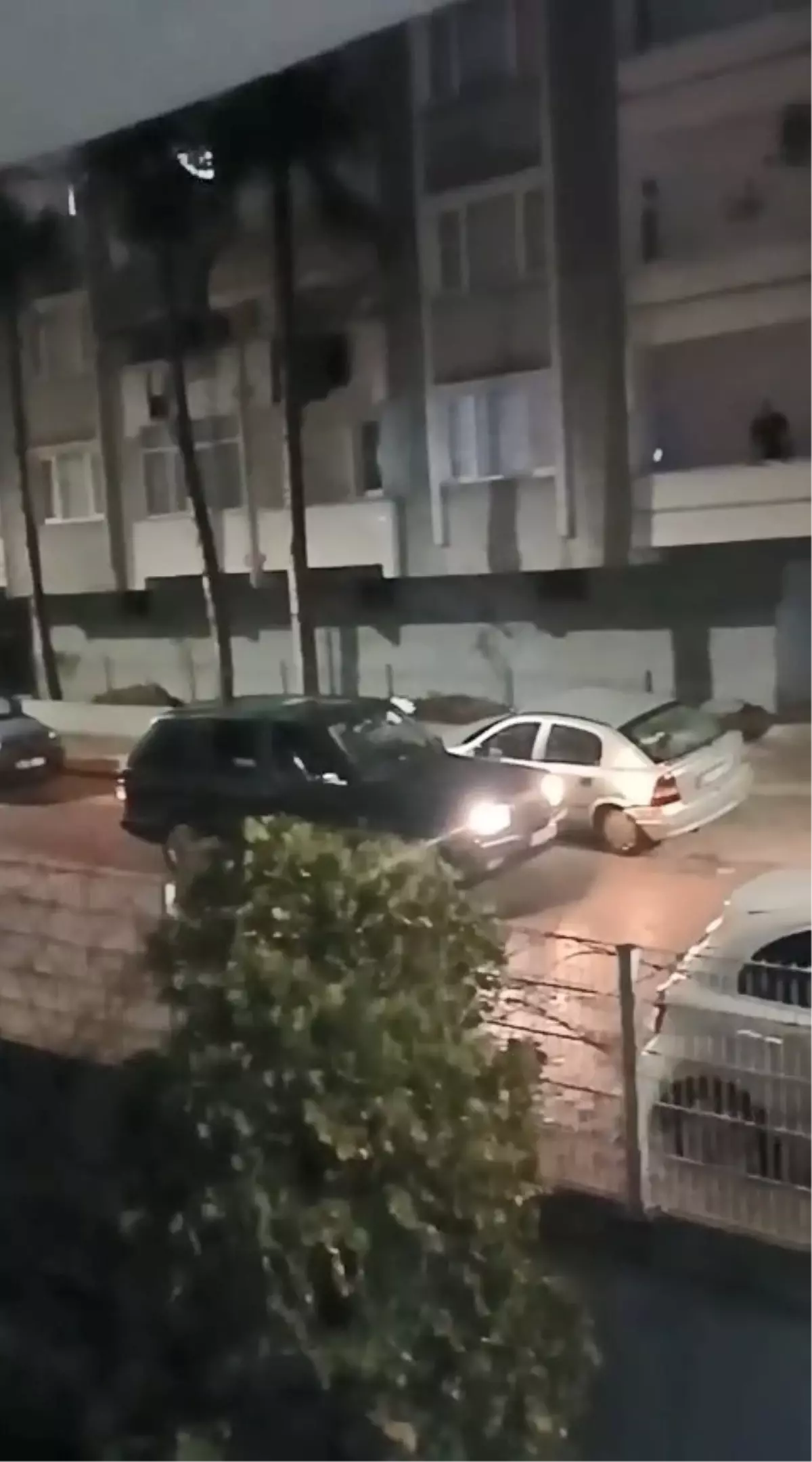 Camlarını kırdığı otomobile ışıklı çiçek buketi fırlattı; o anlar kamerada