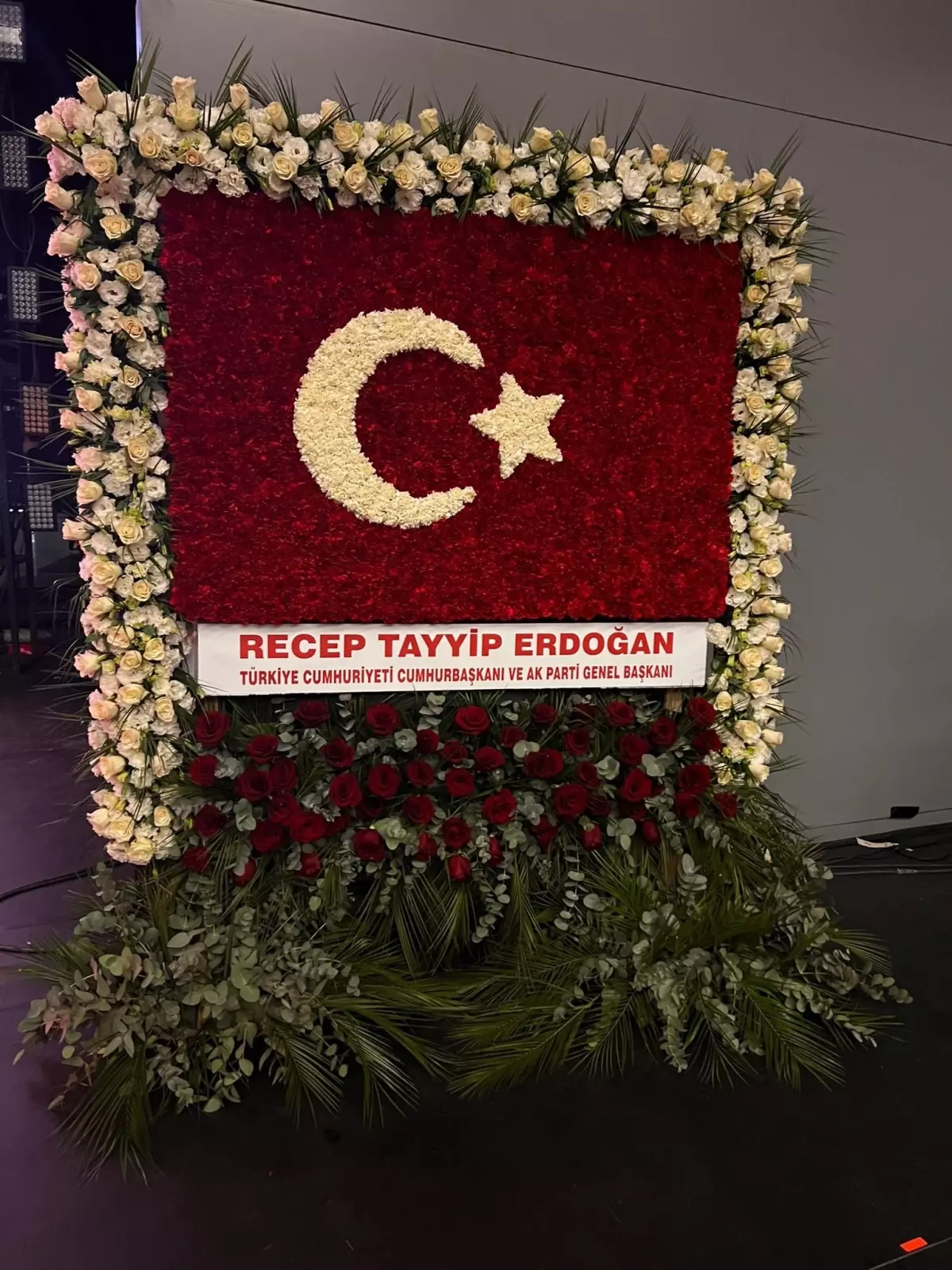 Cumhurbaşkanı Erdoğan\'dan Bahçeli\'ye Türk bayrağı motifli tebrik çiçeği