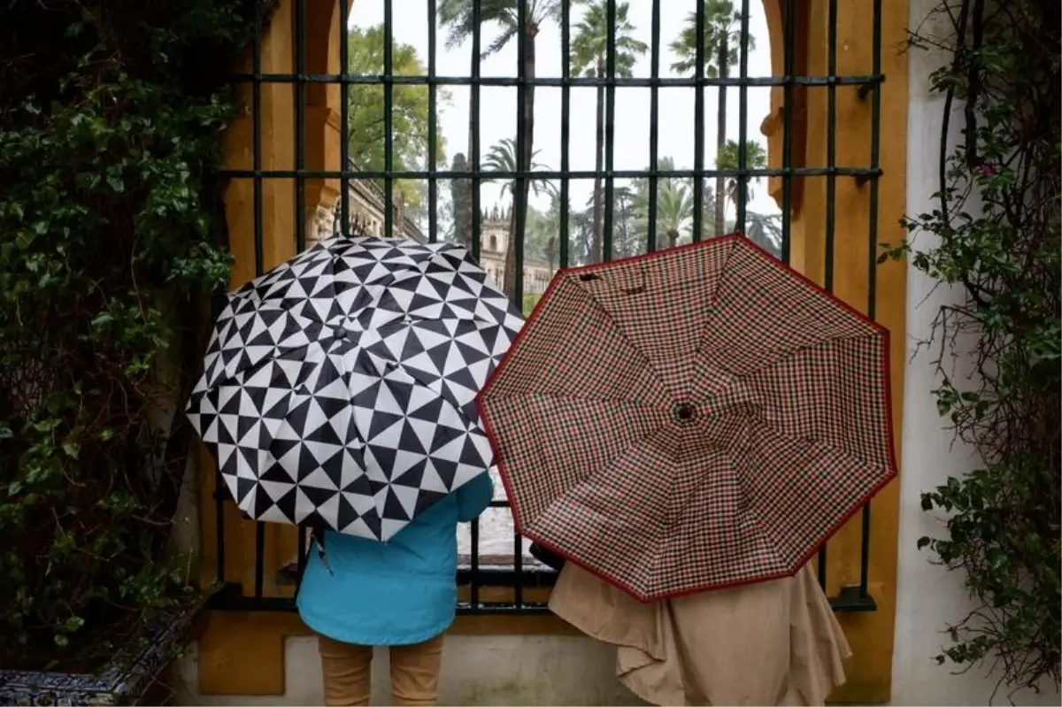 Endülüs\'te 11 Bin Kişi Tahliye Edildi