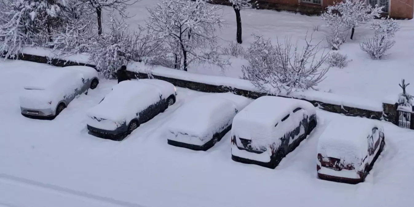 Erzurum\'da Kar Yağışı Etkili, 775 Mahalle Yolu Kapalı