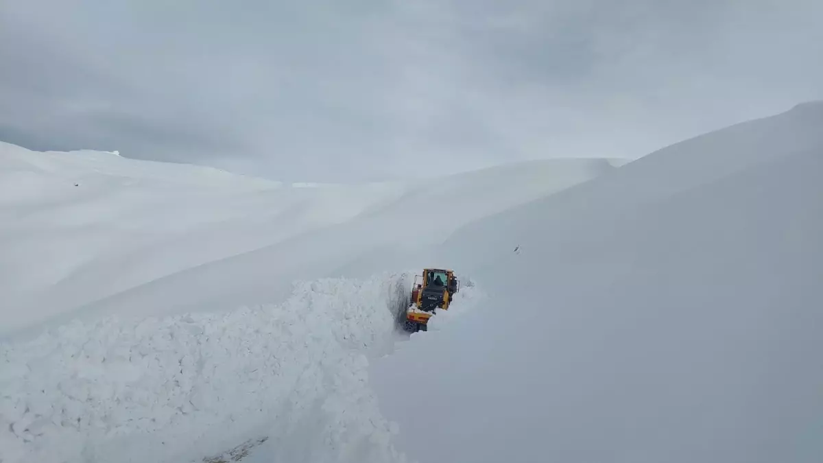 Hakkari\'de 143 Yol Yeniden Açıldı