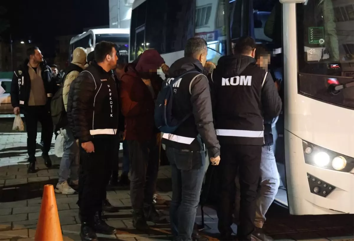 İzmir\'in Buca Belediyesi\'ne operasyon: 26 şüpheli adliyede