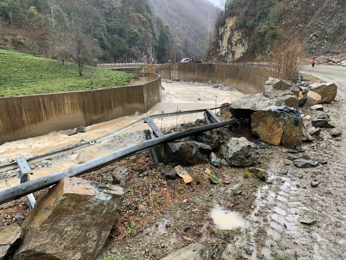 Rize\'deki Heyelan Yolu Kapattı