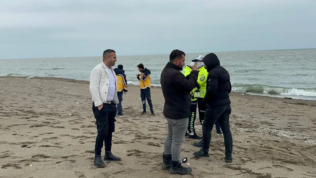 Karasu Sahilinde Kimliği Belirsiz Ceset Bulundu