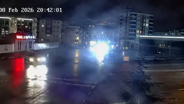 Kurye ile hafif ticari aracın çarpıştığı kaza kamerada; 1 yaralı