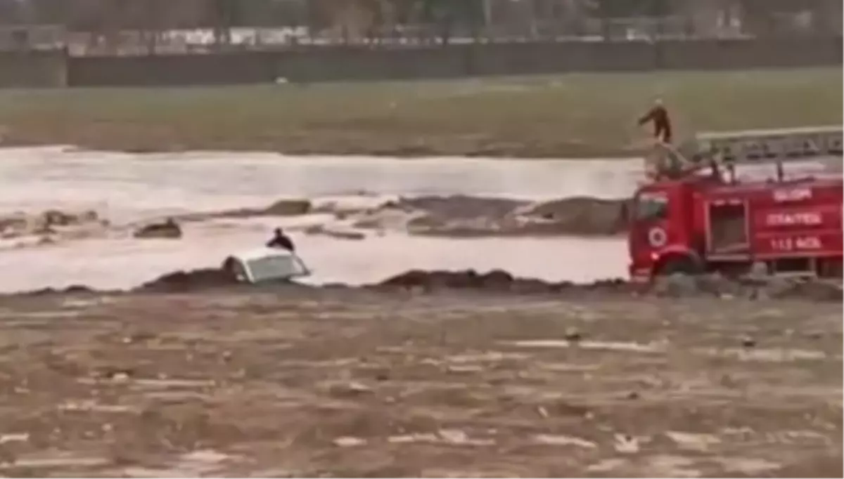 Silopi\'de Araçta Mahsur Kalanlar Kurtarıldı