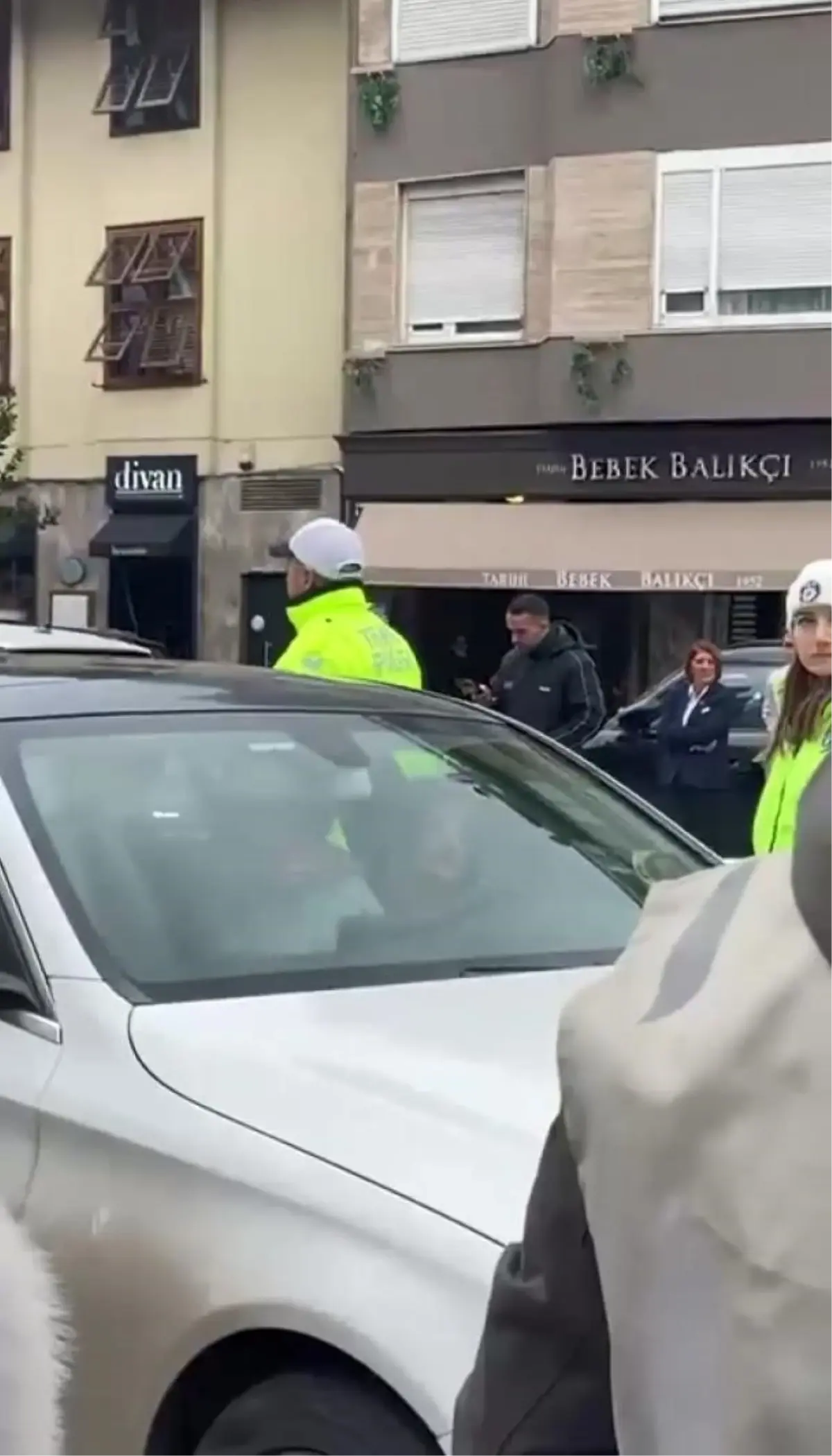 Trafikte Dans Eden Kadın Gözaltına Alındı