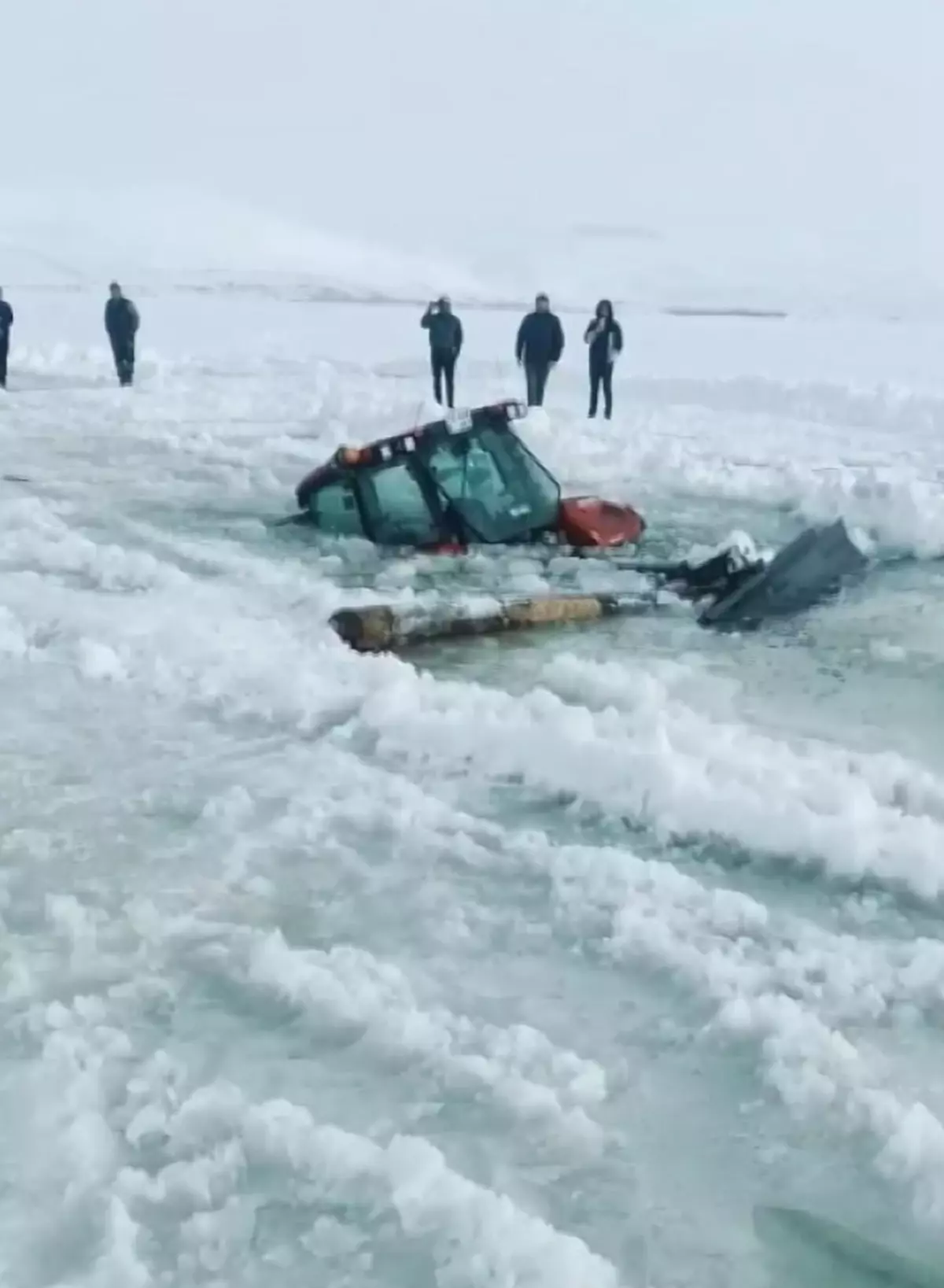 Çıldır Gölü\'nde Traktör Suya Gömerken Kurtuldu