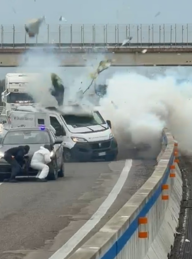 Film değil gerçek! Gündüz vakti zırhlı para taşıma aracını hedef aldılar