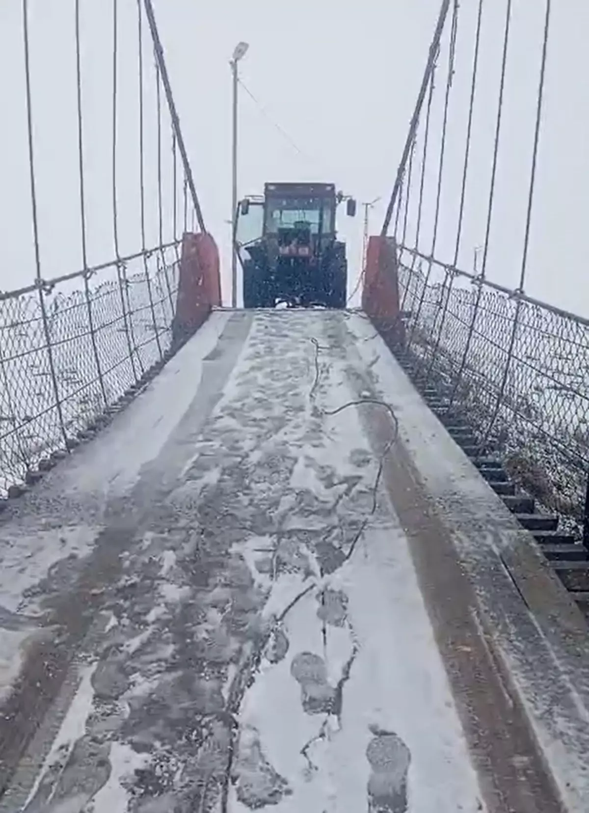 Kars\'ta Buzla Kapanan Köprüde Otomobil Kurtarıldı