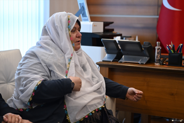 Kıyafetiyle hedef alınan Mihalgazi Belediye Başkanı Zeynep Güneş gözyaşlarını tutamadı