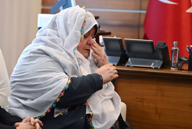 Kıyafetiyle hedef alınan Mihalgazi Belediye Başkanı Zeynep Güneş gözyaşlarını tutamadı