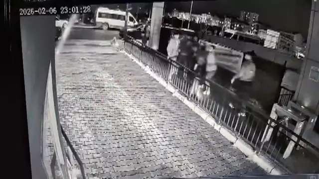 Polis memuru ve eşini sokak ortasında darbettiler