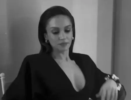 Sahra Şaş'ın dekoltesine ekipten jet müdahale