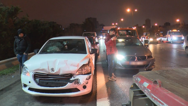 TEM Otoyolu'nda 8 araç birbirine girdi! Trafik kilitlendi