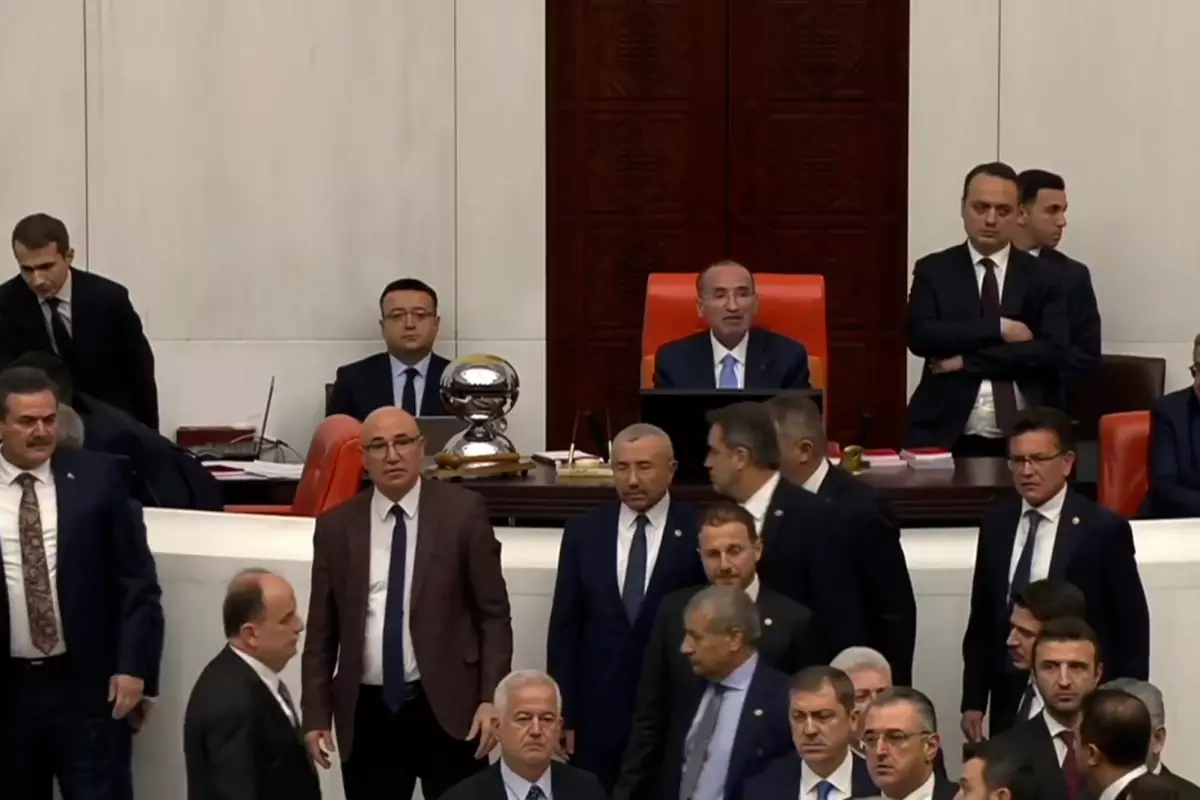 Meclis\'te CHP\'li vekiller kürsüyü işgal etti, yumruklu kavga çıktı