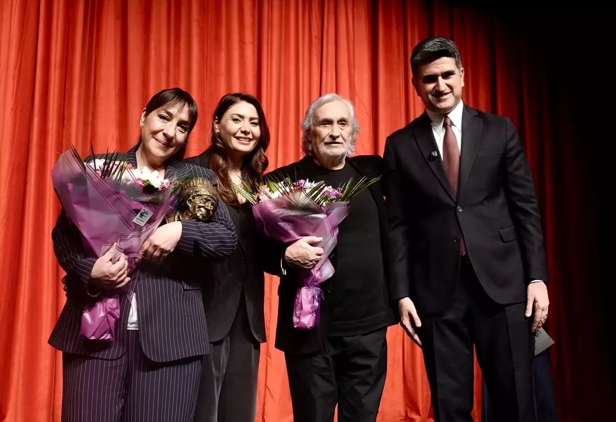 Binnur Kaya\'ya İsmail Dümbüllü Ödülü