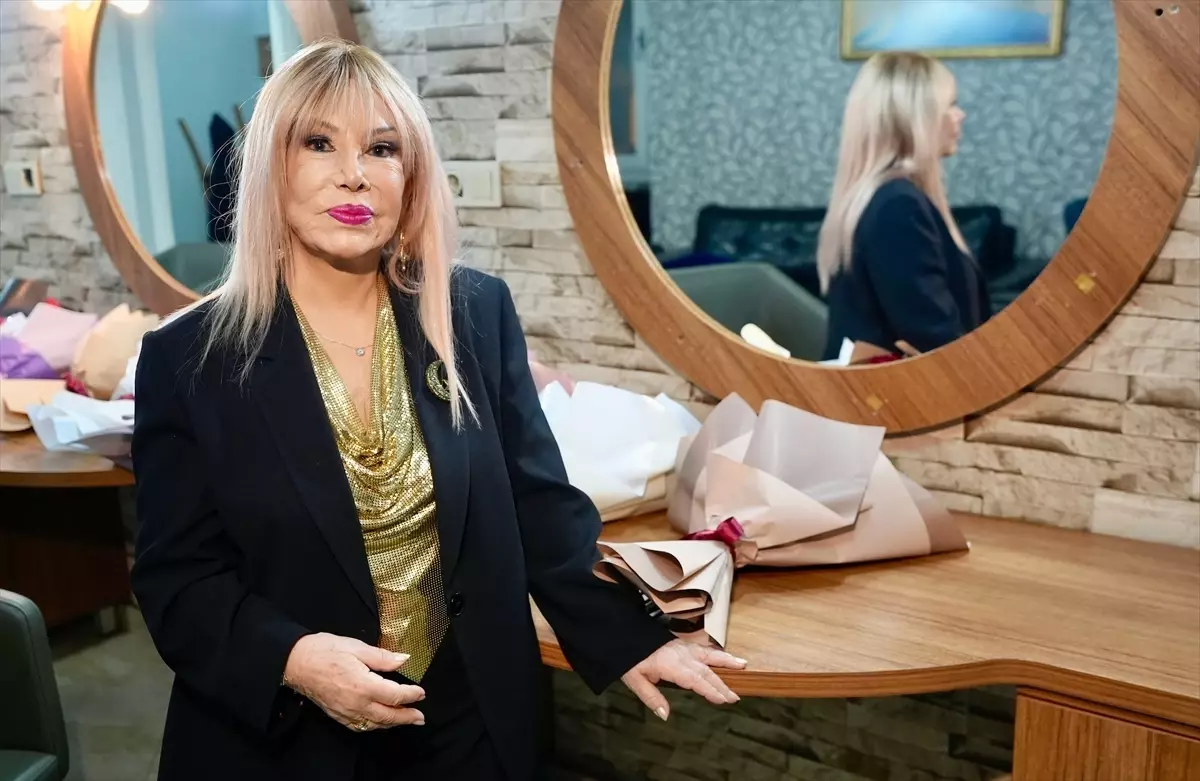 Esenler\'de Radyonun Yıldızları Ödülleri Verildi