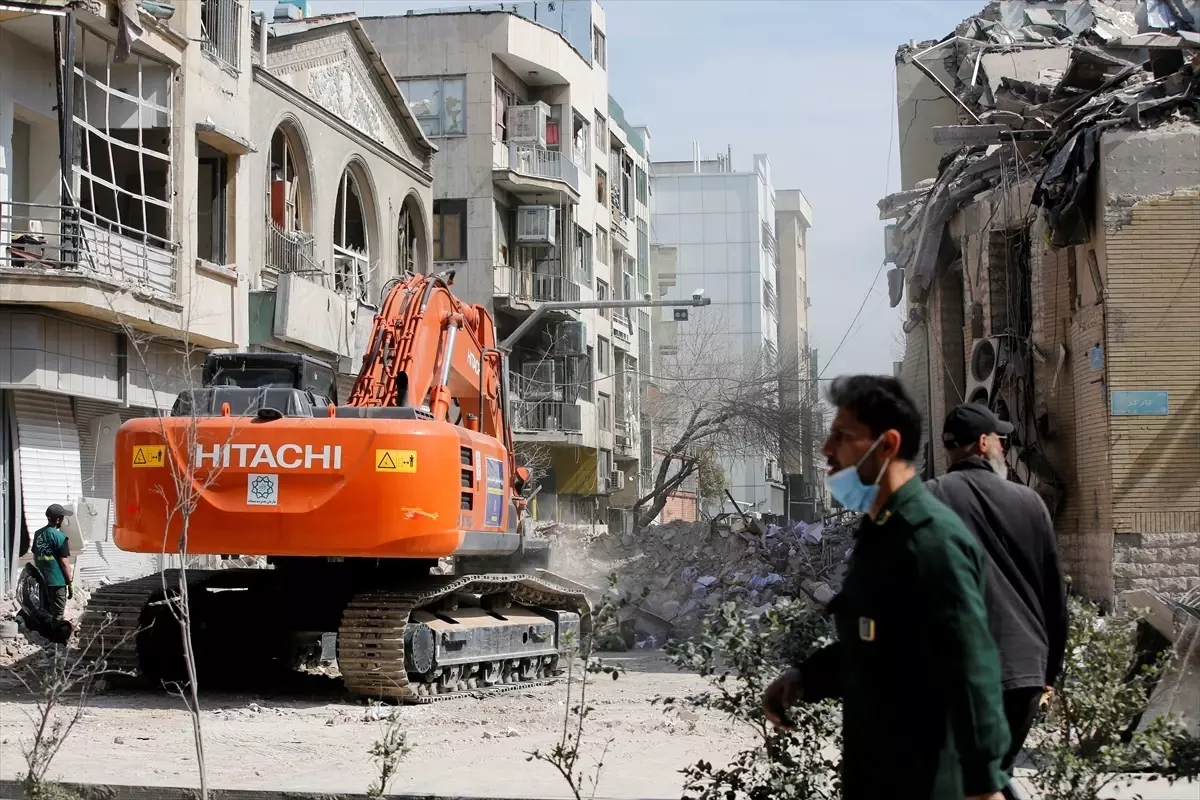 Tahran\'da İnkilap Meydanı\'nda Ağır Hasar