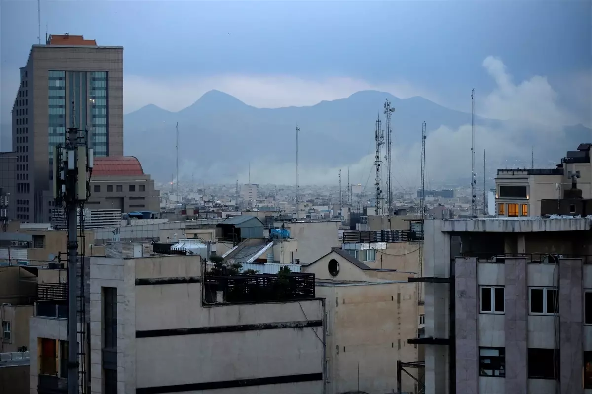 Tahran\'da Patlamalar ve Hava Savunma Alarmı