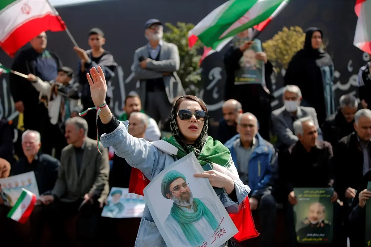 Tahran\'da Cenaze Töreni: Laricani ve Askerler Anıldı