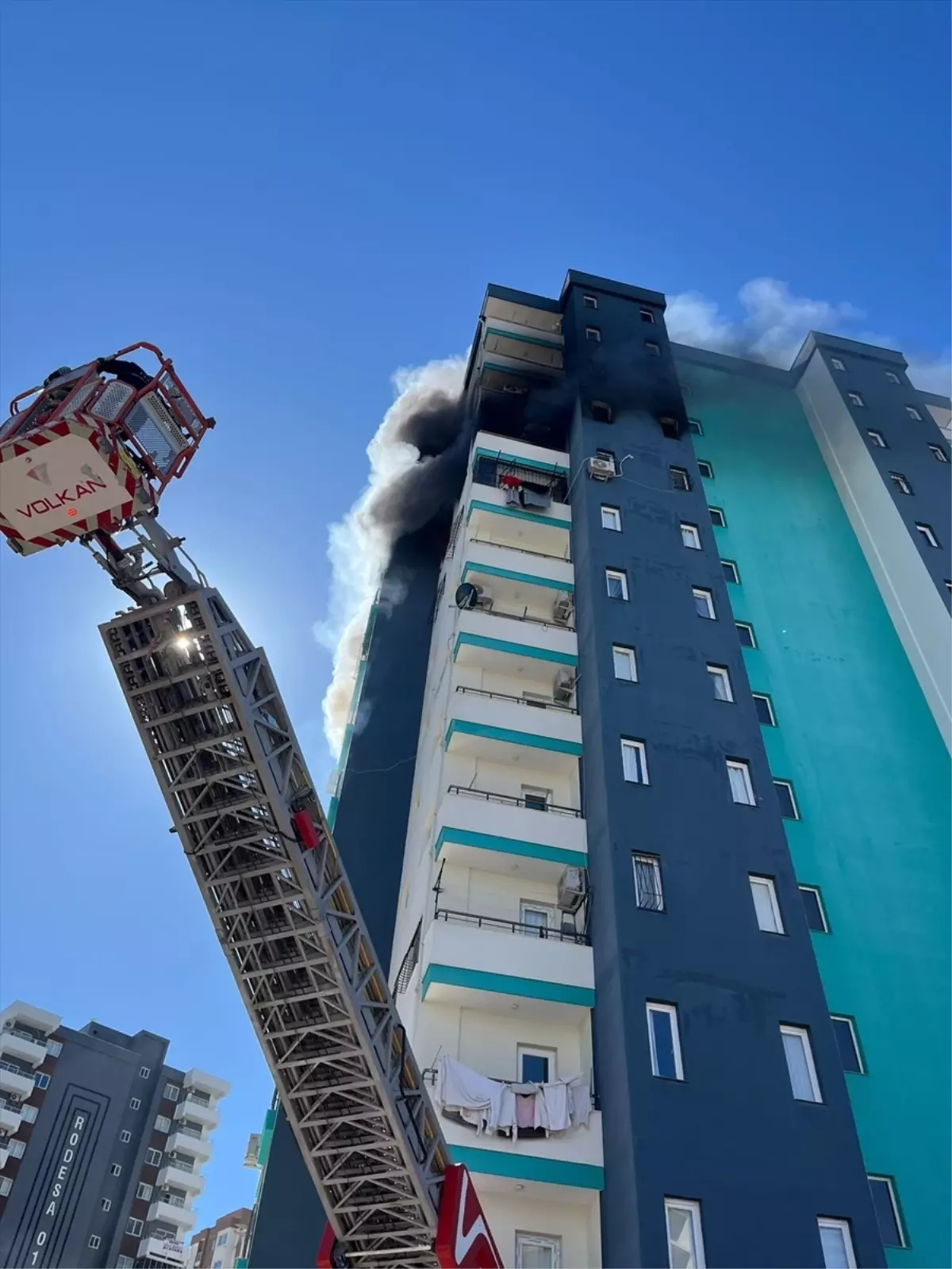 Adana\'da Yangında Hamile Kadın Kurtarıldı