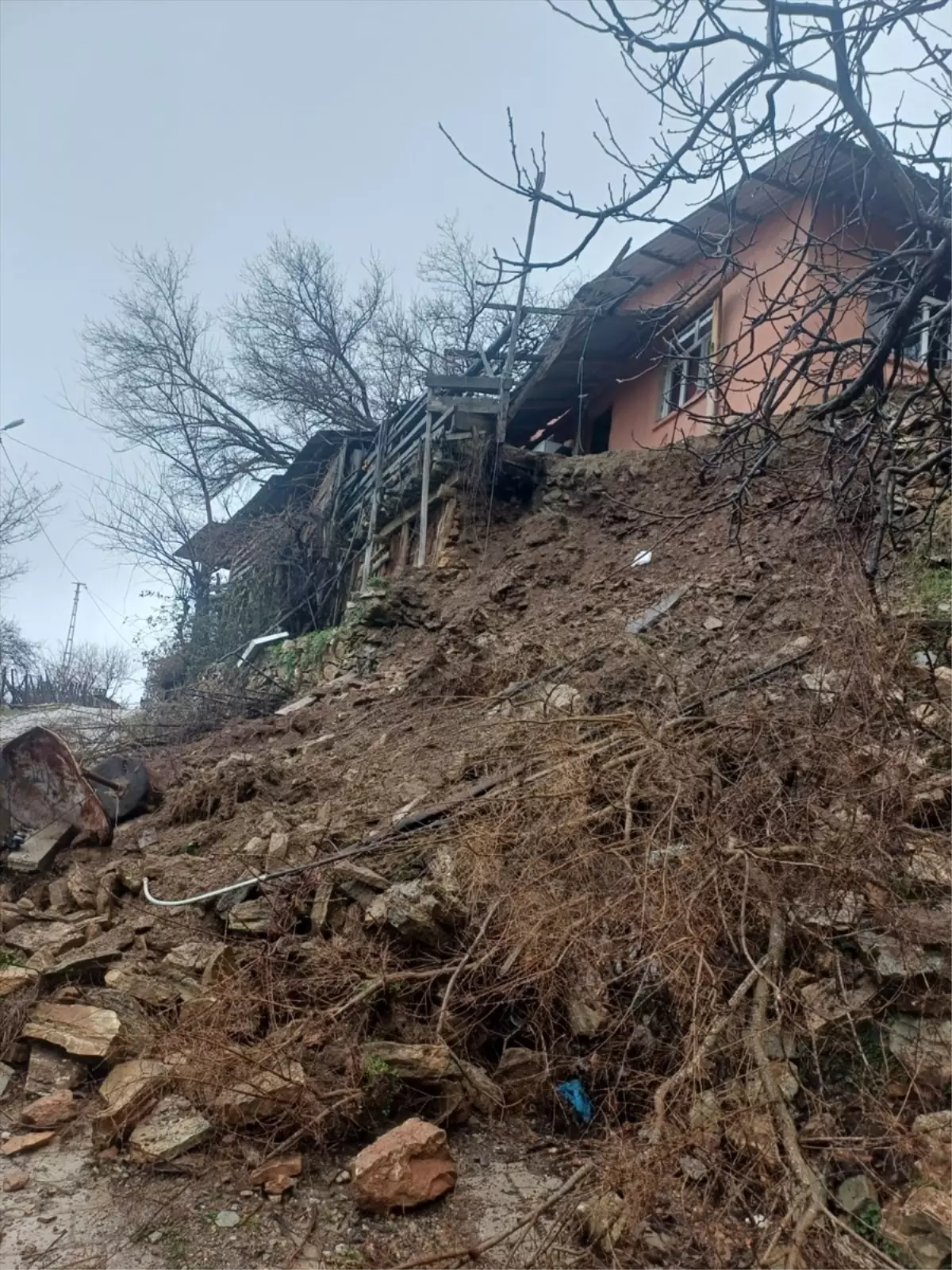 Kozan\'da İstinat Duvarı Çöktü