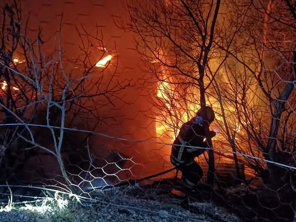 Feke\'de Yangın: Tek Katlı Ev Küle Döndü