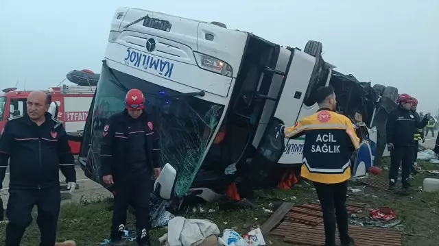 Adana'da yolcu otobüsü devrildi: Ölü ve yaralılar var