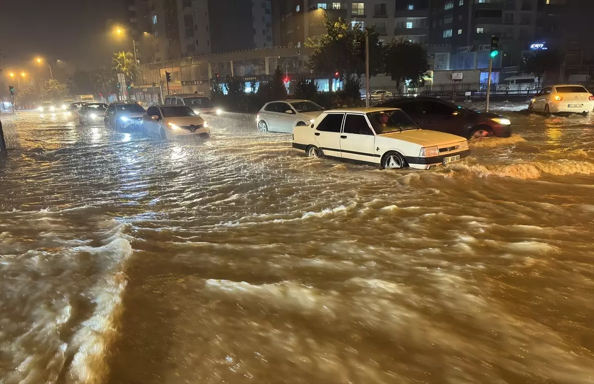 Adana\'da Sağanak Yağış Ulaşımı Olumsuz Etkiledi