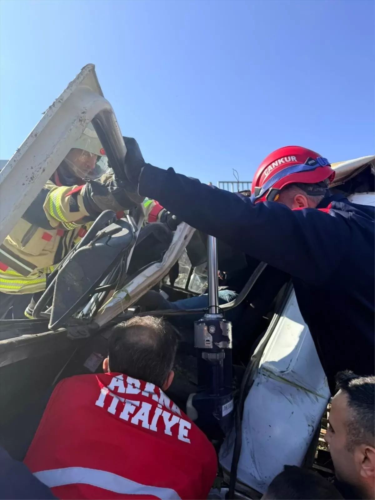 Adana\'da Kamyon Şarampole Yuvarlandı