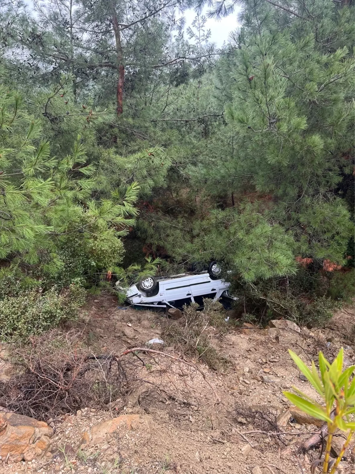 Kozan\'da Otomobil Şarampole Yuvarlandı: 4 Yaralı