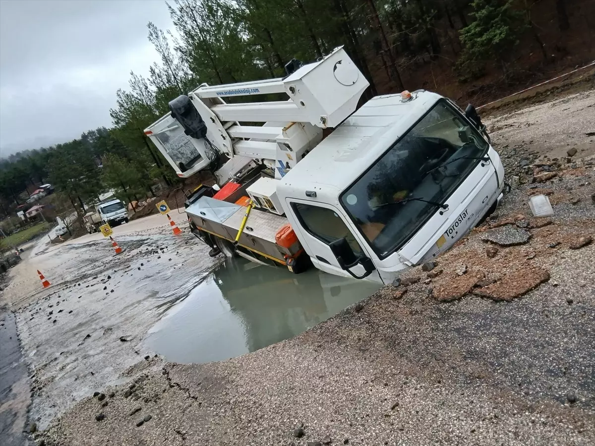 Adana\'da Su Borusu Patladı, Araç Çukurda Mahsur Kaldı