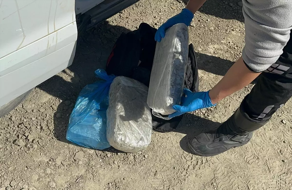 Adana\'da Uyuşturucu Operasyonu: İki Zanlı Tutuklandı