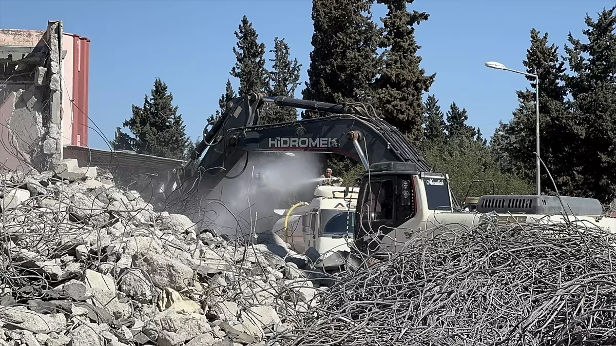 Eski Hastane Binasının Kontrollü Yıkımı Başladı