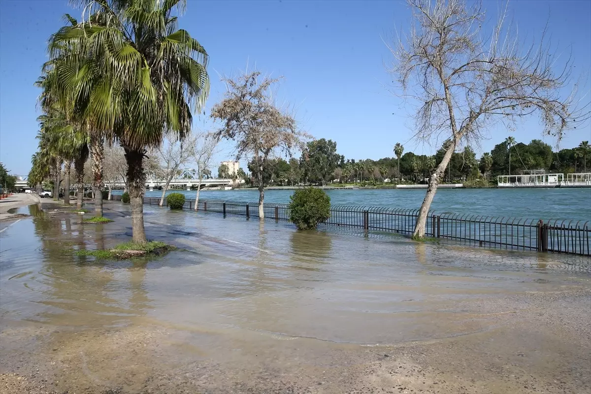 Seyhan Barajı\'ndan Su Tahliyesi Devam Ediyor
